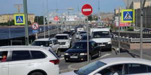 Трамваи изменили маршрут из-за пробки на Литейном мосту